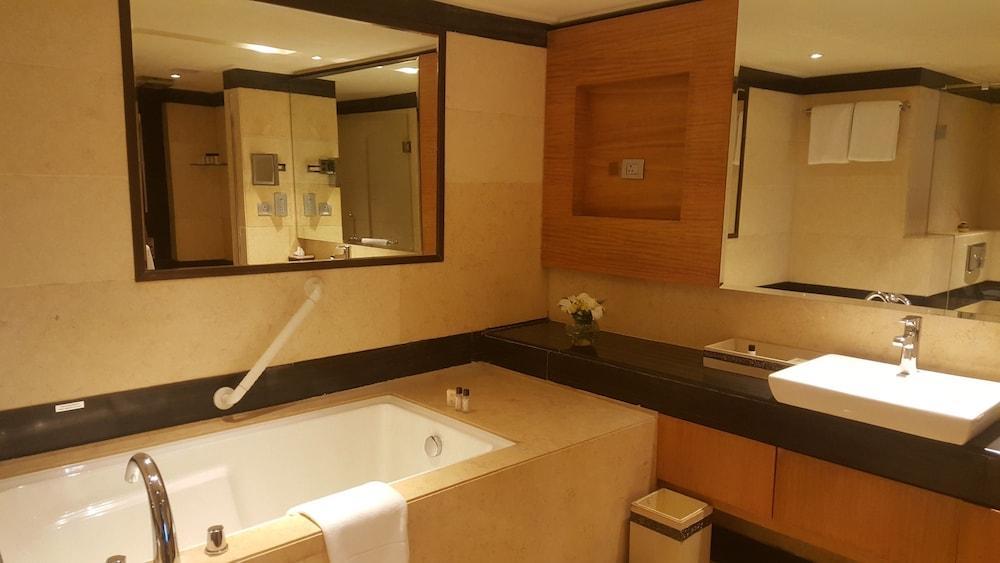 Vivanta Hyderabad, Begumpet Екстериор снимка Bathroom in a hotel