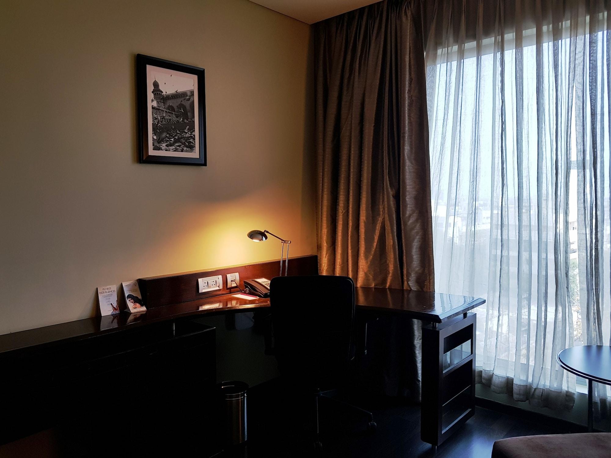 Vivanta Hyderabad, Begumpet Екстериор снимка A room at the Taj Bengal