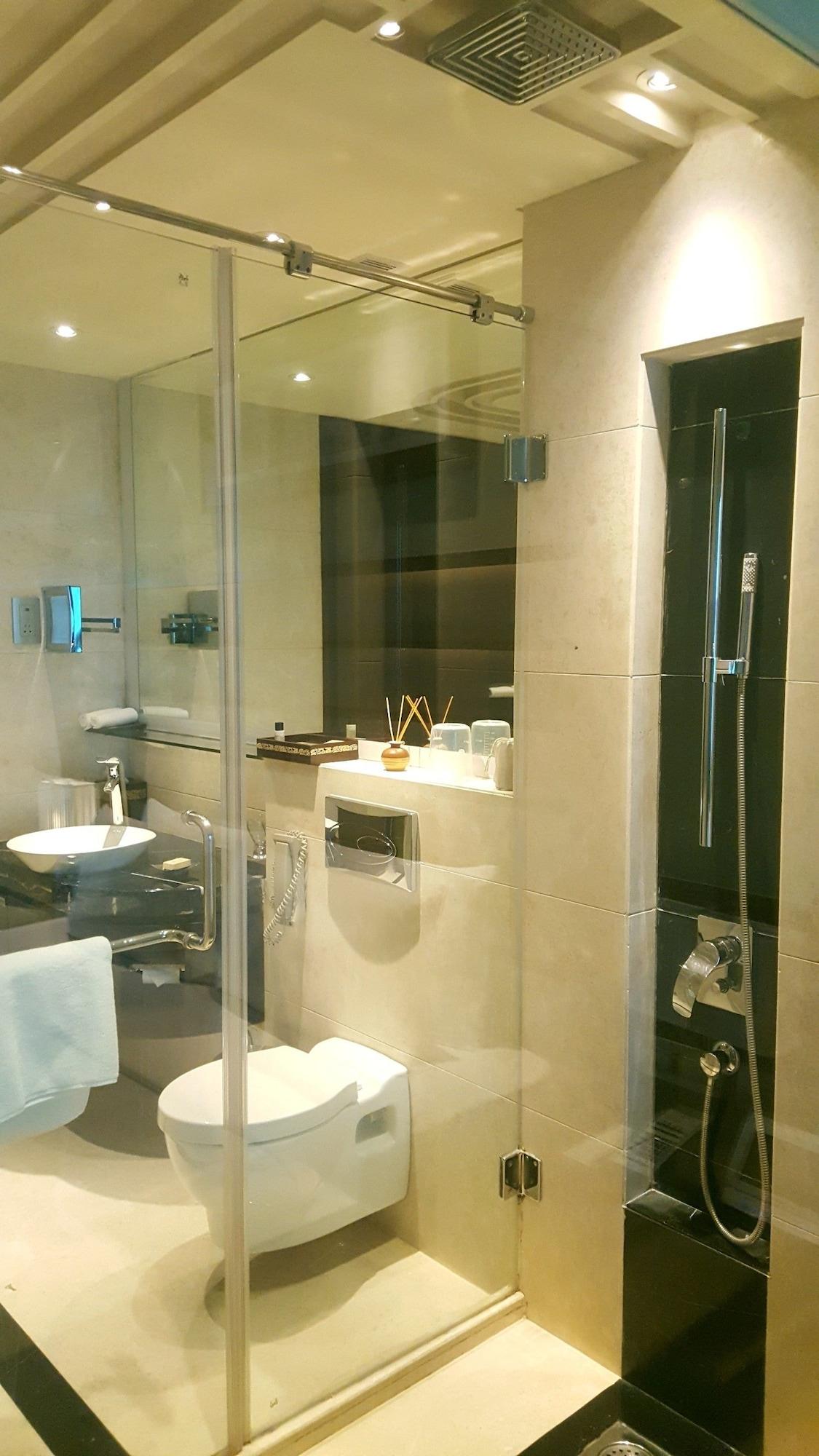 Vivanta Hyderabad, Begumpet Екстериор снимка A shower cubicle