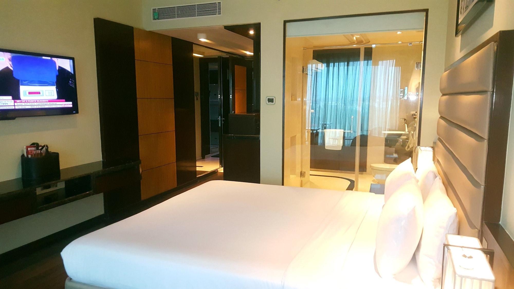 Vivanta Hyderabad, Begumpet Екстериор снимка A room at the hotel