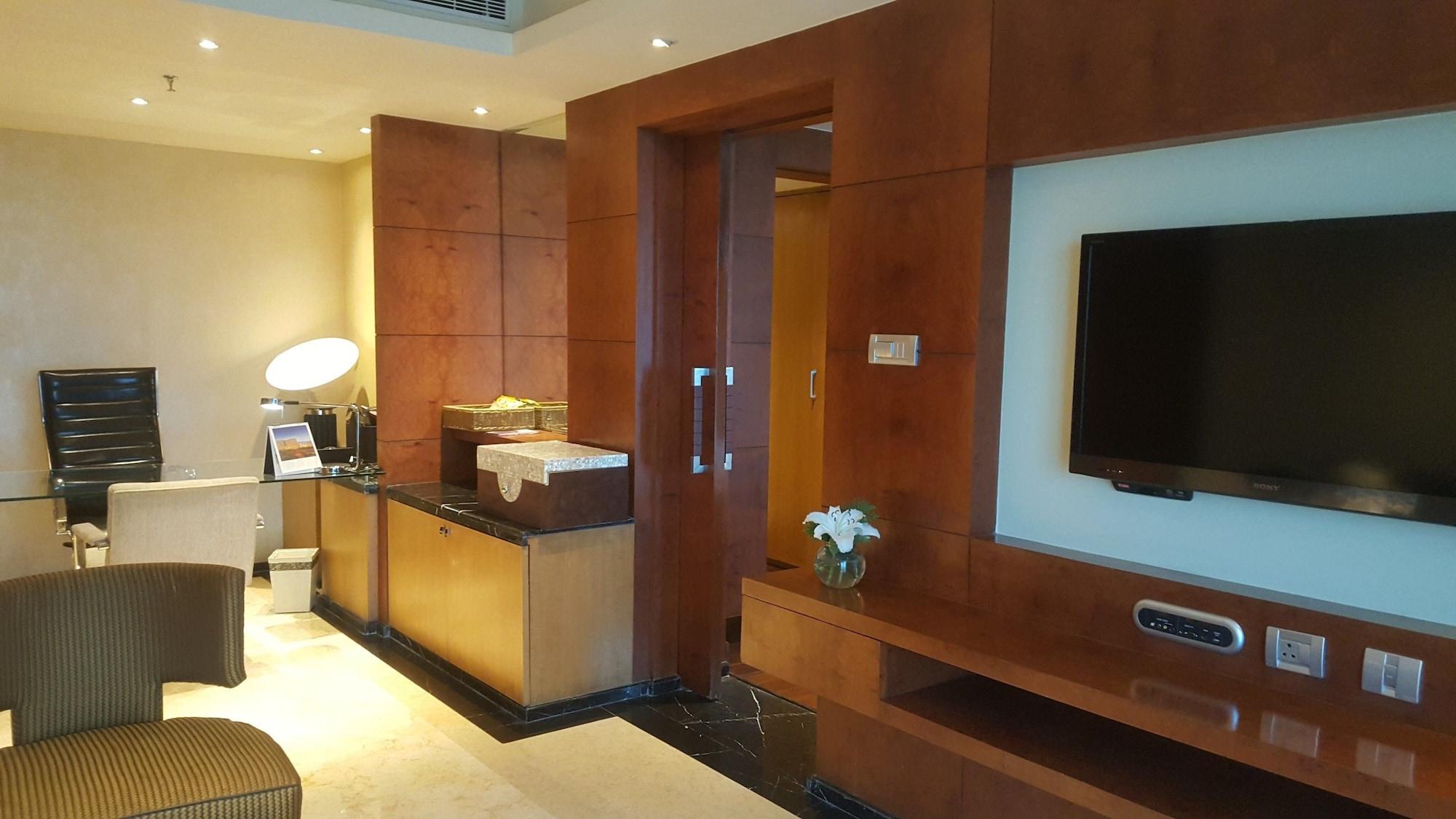 Vivanta Hyderabad, Begumpet Екстериор снимка A room at the hotel