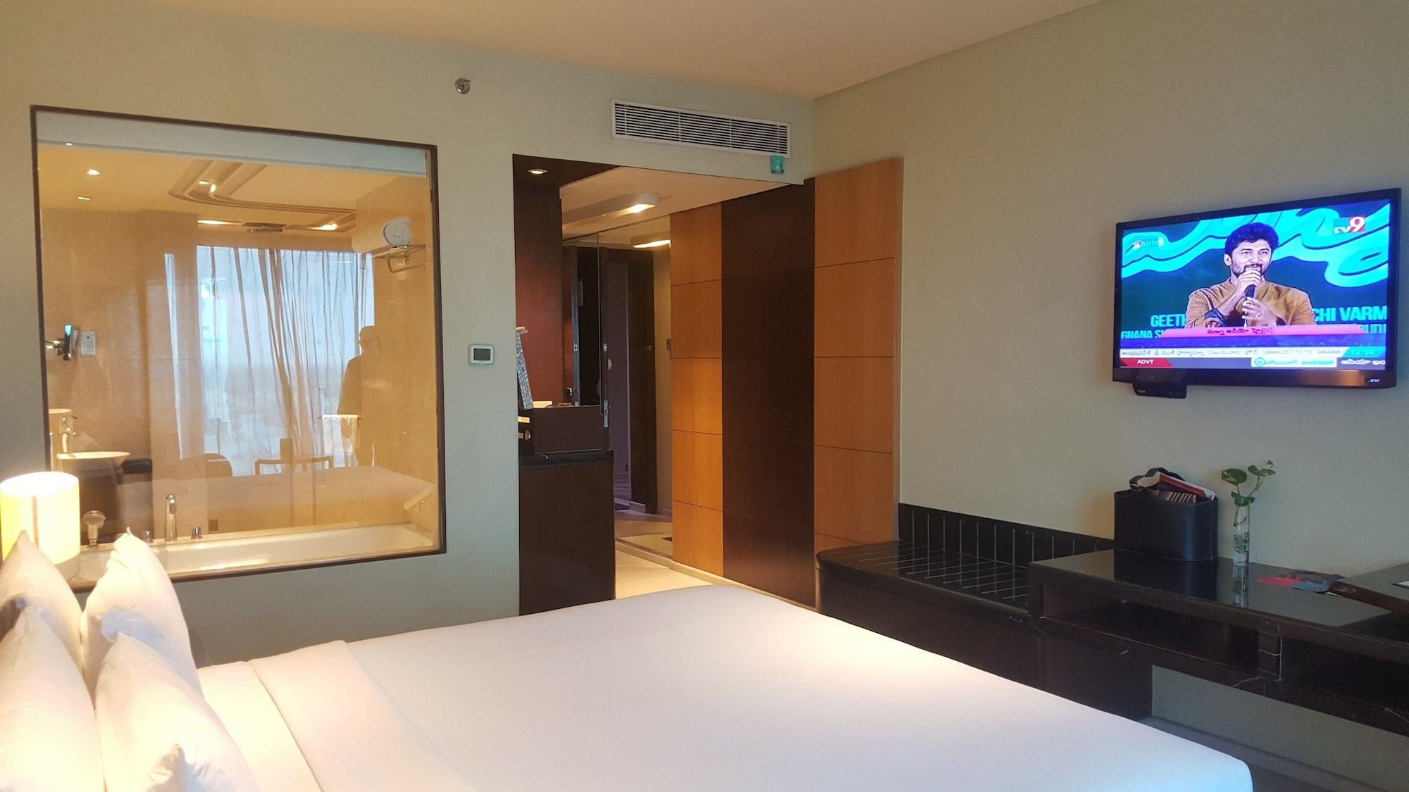 Vivanta Hyderabad, Begumpet Екстериор снимка A room at the hotel