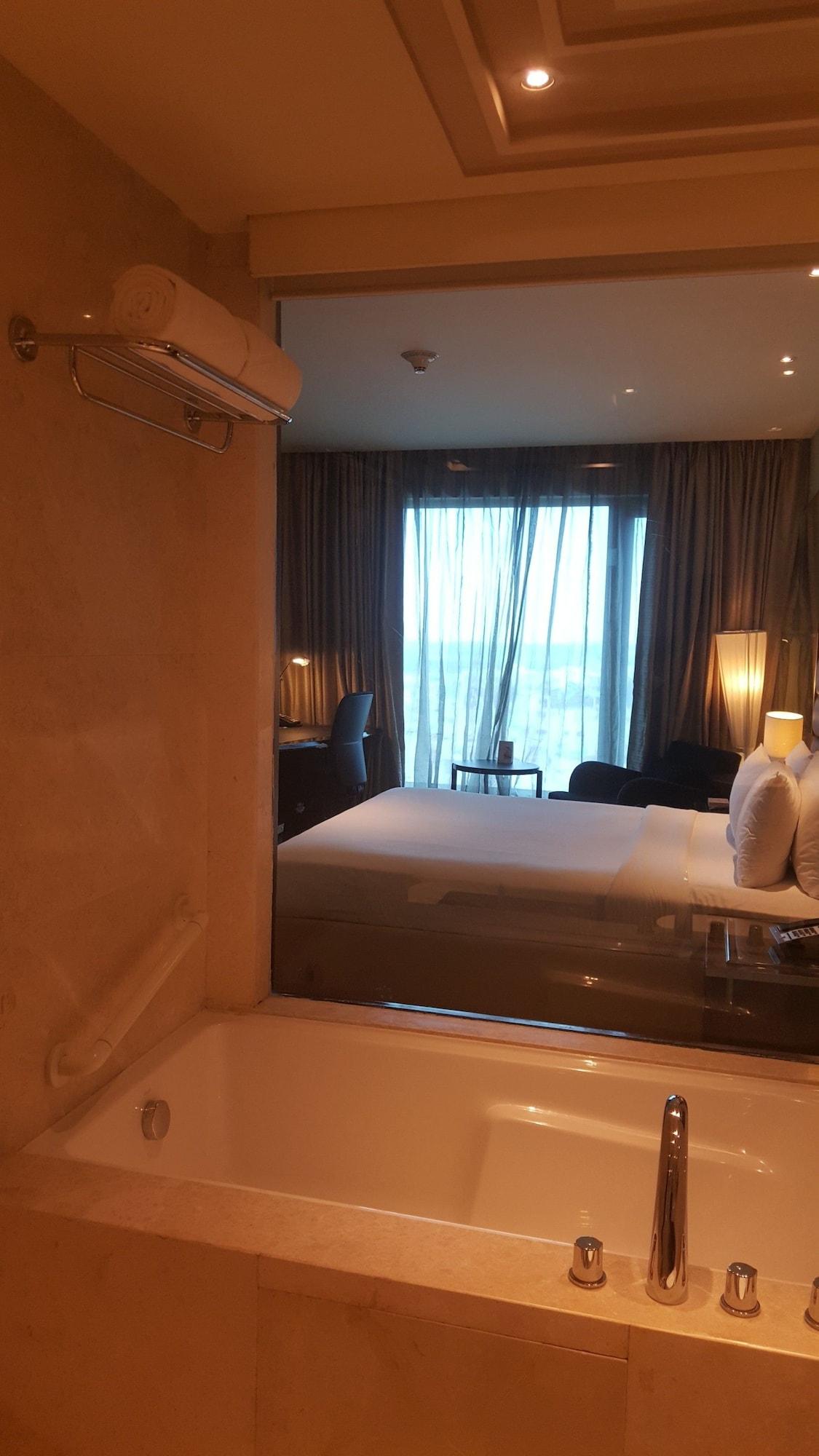 Vivanta Hyderabad, Begumpet Екстериор снимка A room at the hotel