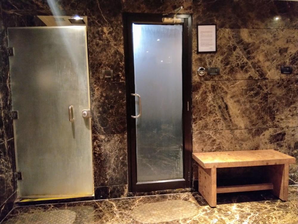 Vivanta Hyderabad, Begumpet Екстериор снимка A shower room