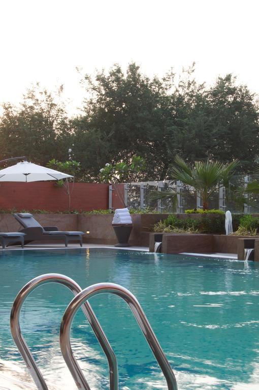 Vivanta Hyderabad, Begumpet Екстериор снимка The pool at the Taj Bengal