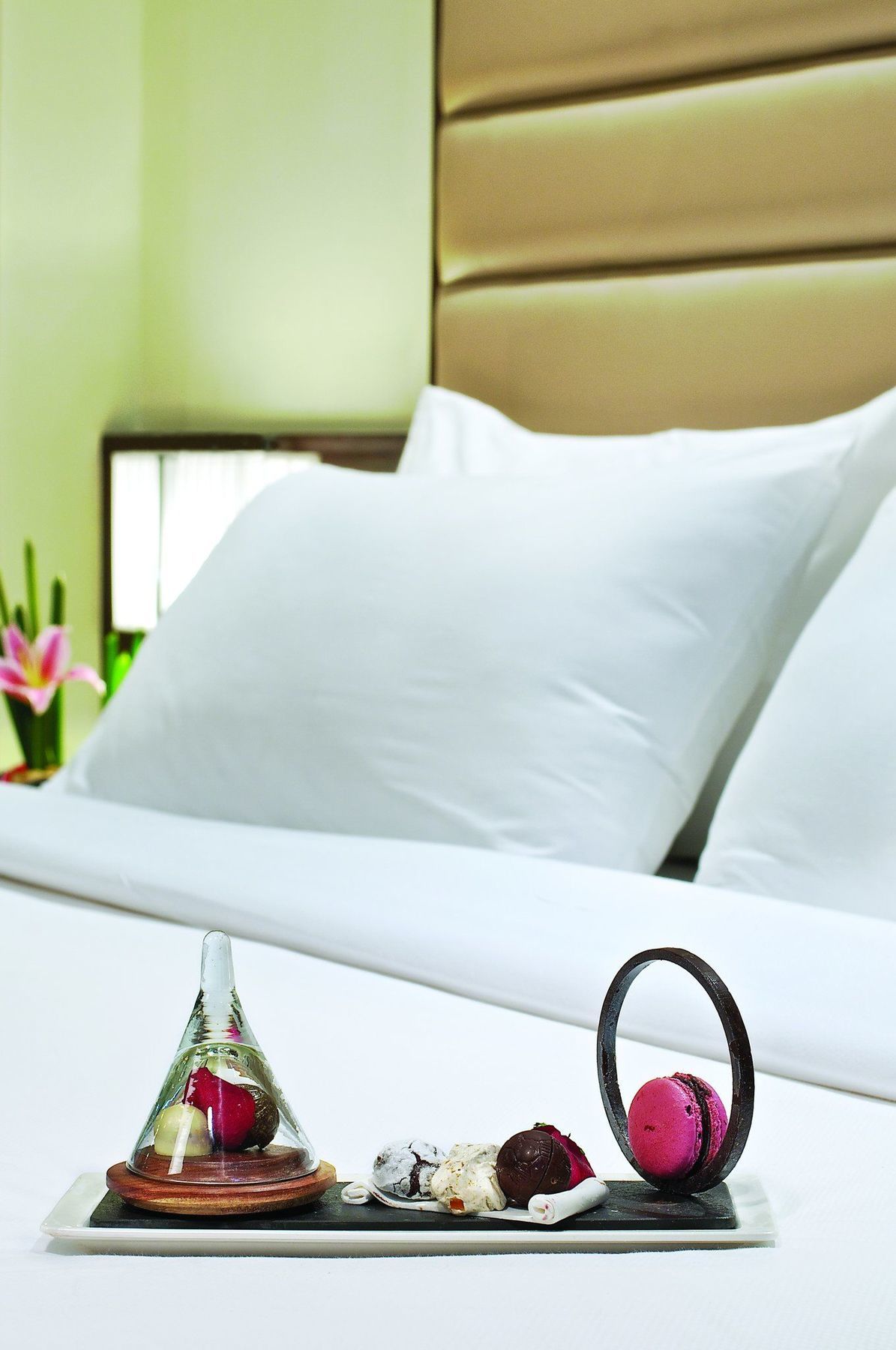 Vivanta Hyderabad, Begumpet Стая снимка Pillows on a bed