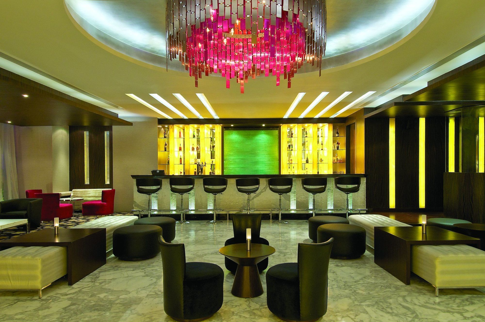 Vivanta Hyderabad, Begumpet Ресторант снимка The bar at the W Doha