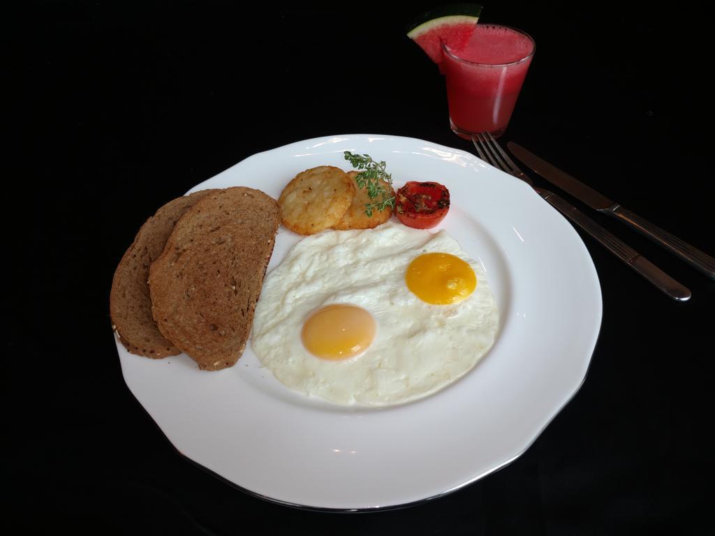 Vivanta Hyderabad, Begumpet Екстериор снимка A plate of sunny-side-up eggs