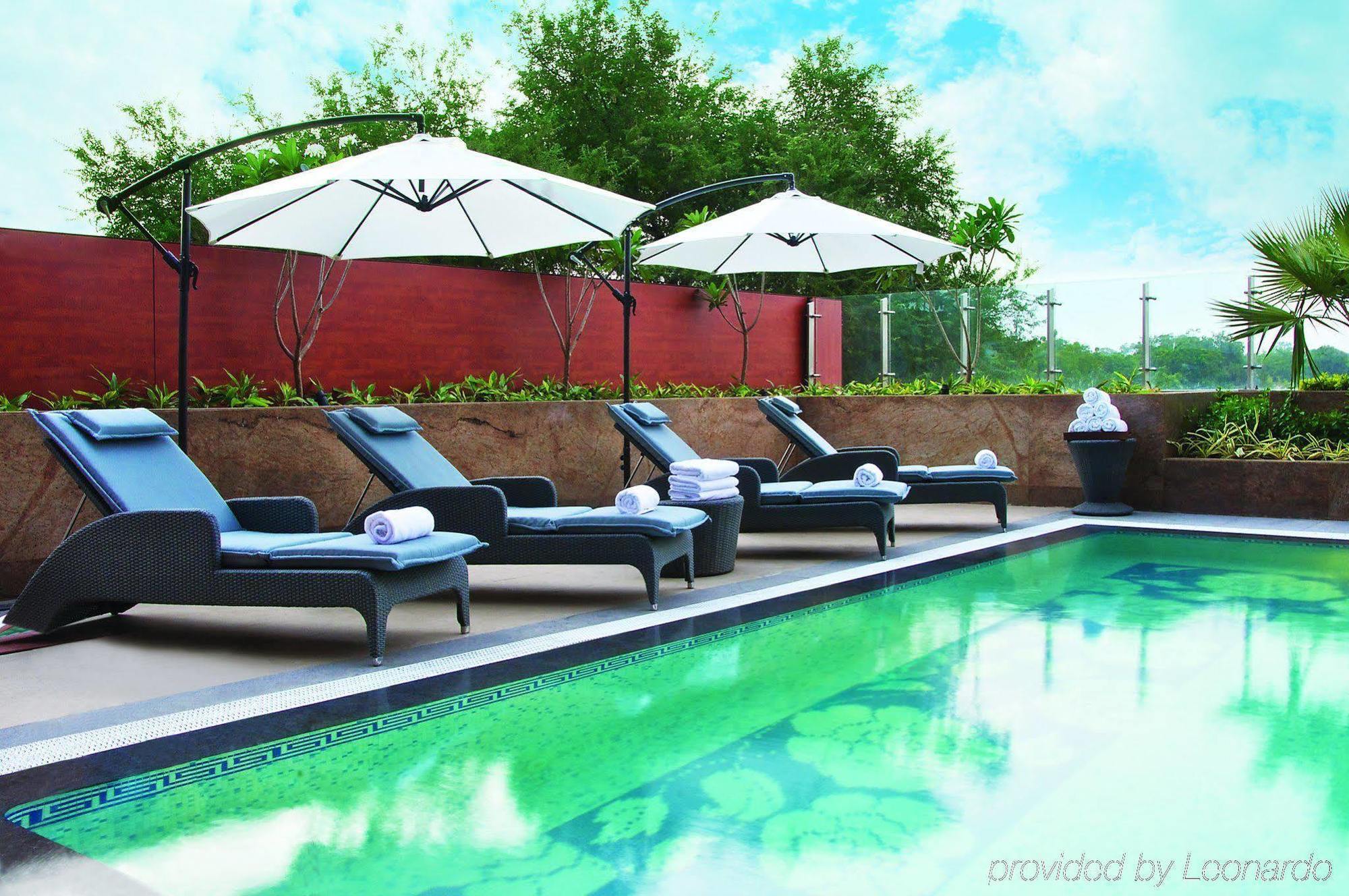 Vivanta Hyderabad, Begumpet Съоръжения снимка The pool at the hotel