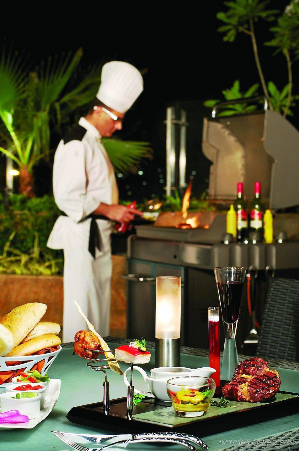 Vivanta Hyderabad, Begumpet Екстериор снимка A chef at work