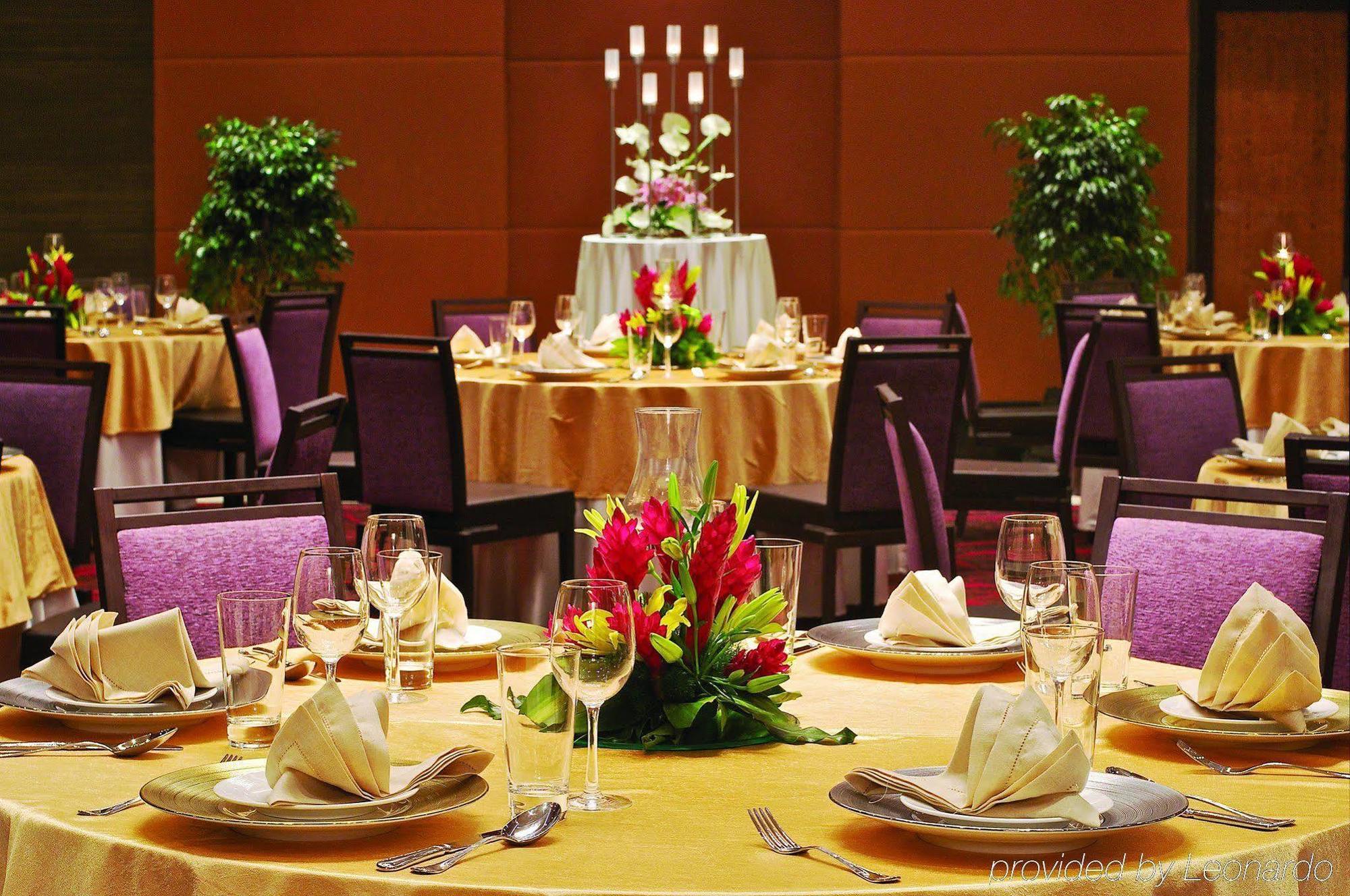 Vivanta Hyderabad, Begumpet Съоръжения снимка A table set for a formal dinner