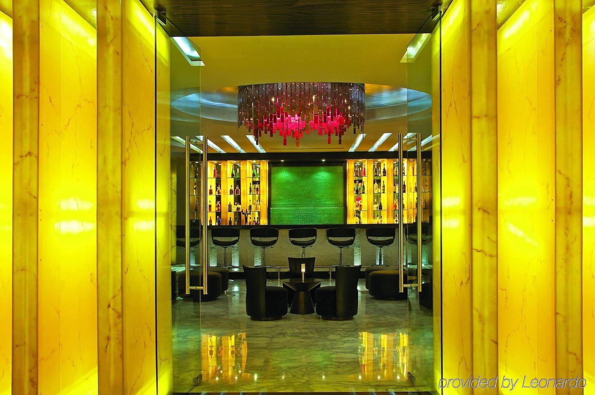 Vivanta Hyderabad, Begumpet Ресторант снимка The lobby of the hotel