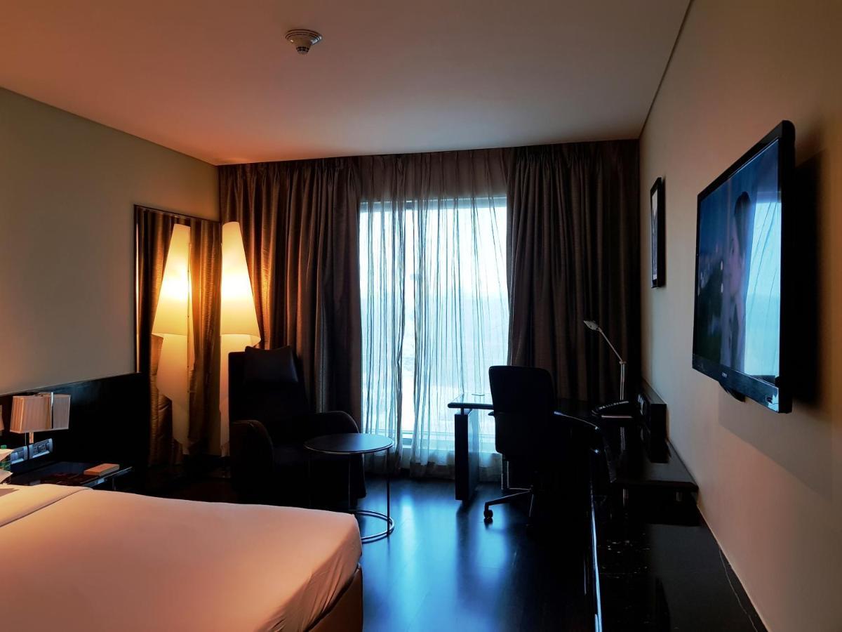 Vivanta Hyderabad, Begumpet Екстериор снимка A room at the hotel
