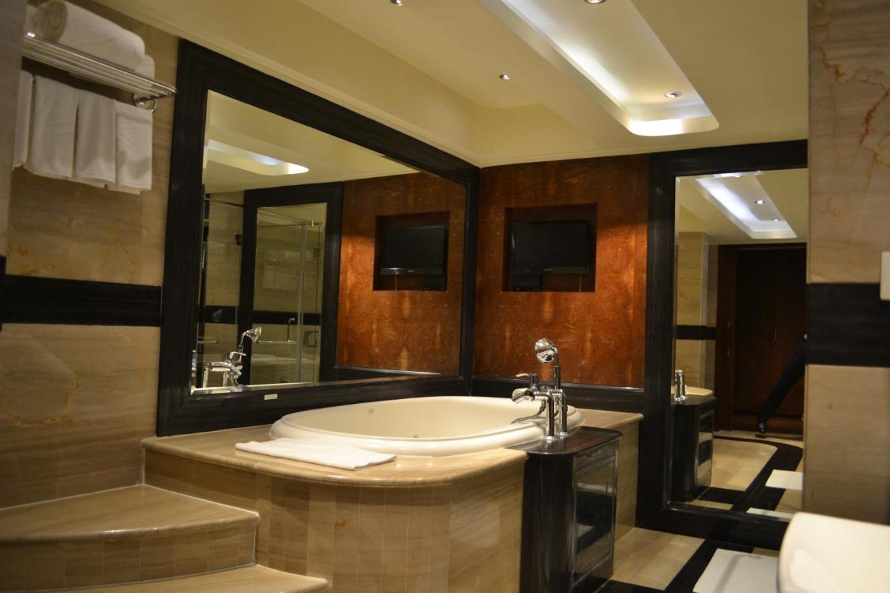 Vivanta Hyderabad, Begumpet Екстериор снимка Bathroom